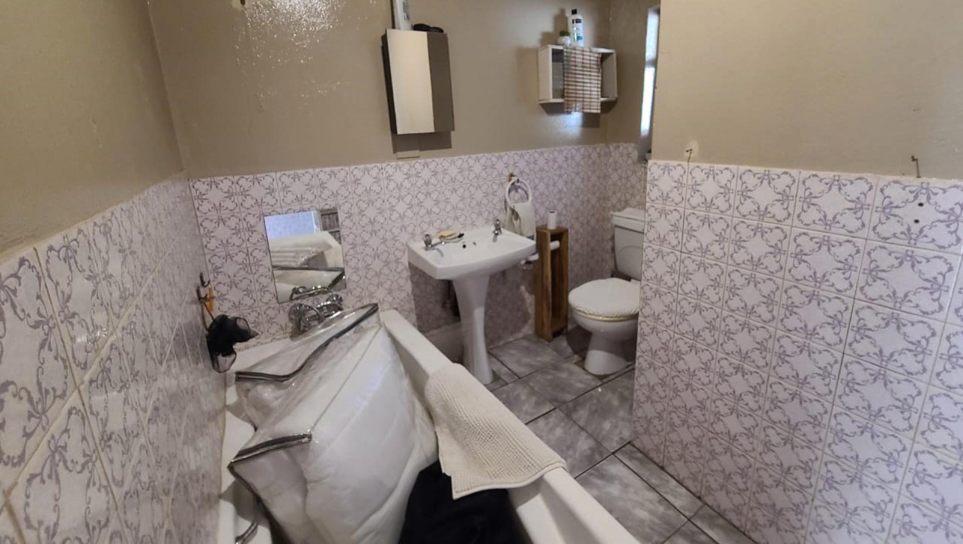 Bathroom 2 of property in Emalahleni (Witbank) 