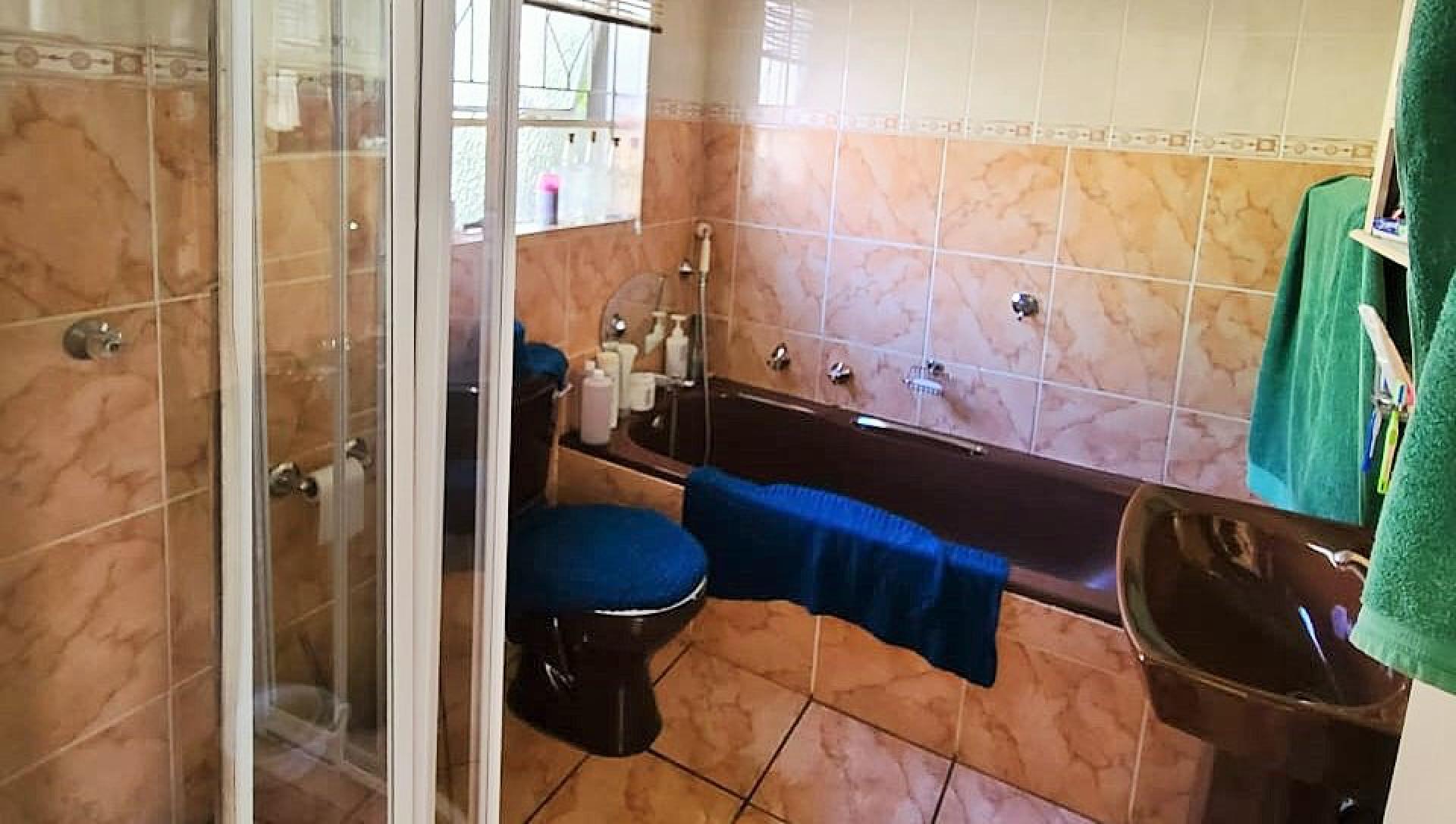 Bathroom 1 of property in Emalahleni (Witbank) 