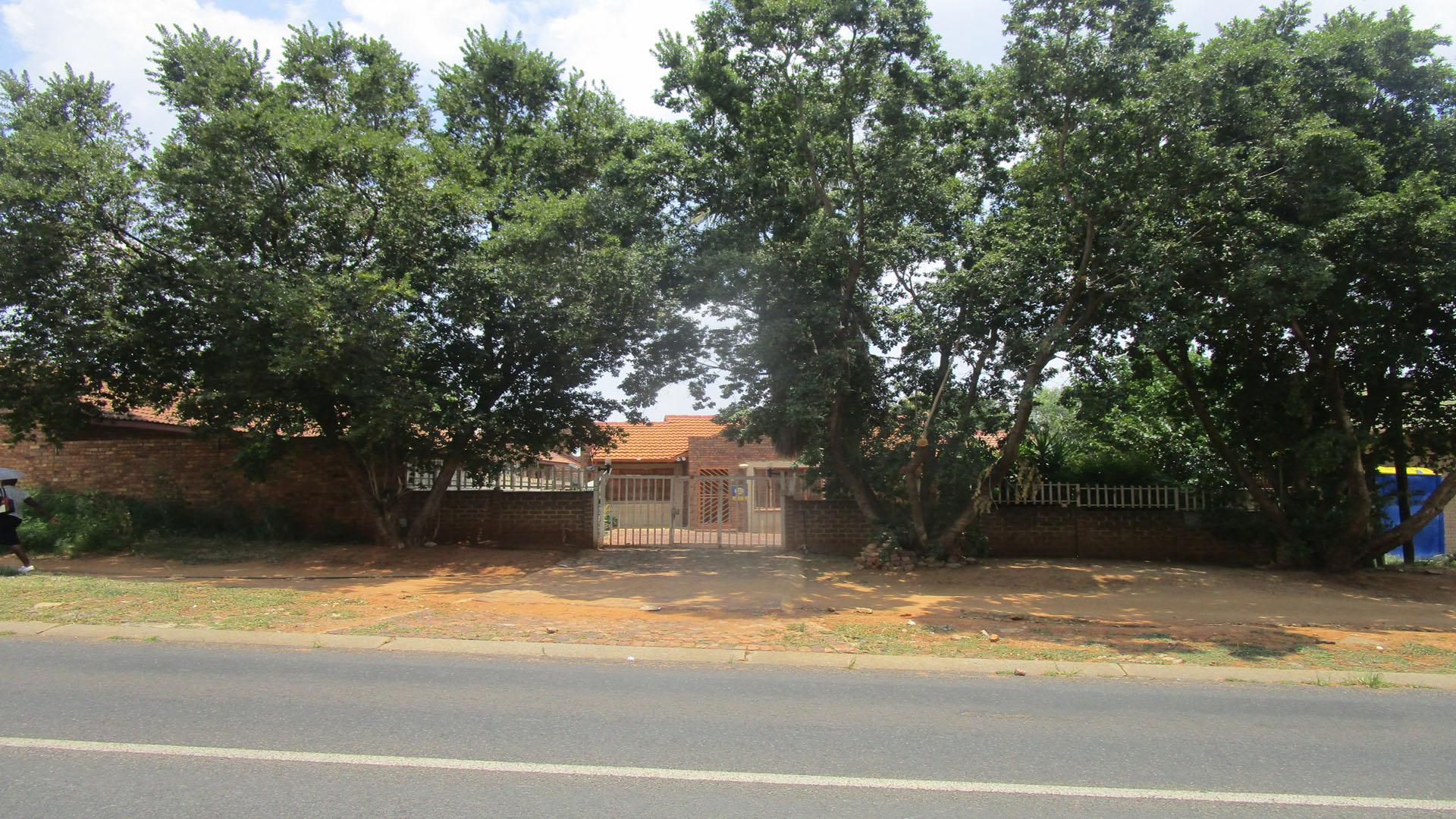 Front View of property in Glen Marais