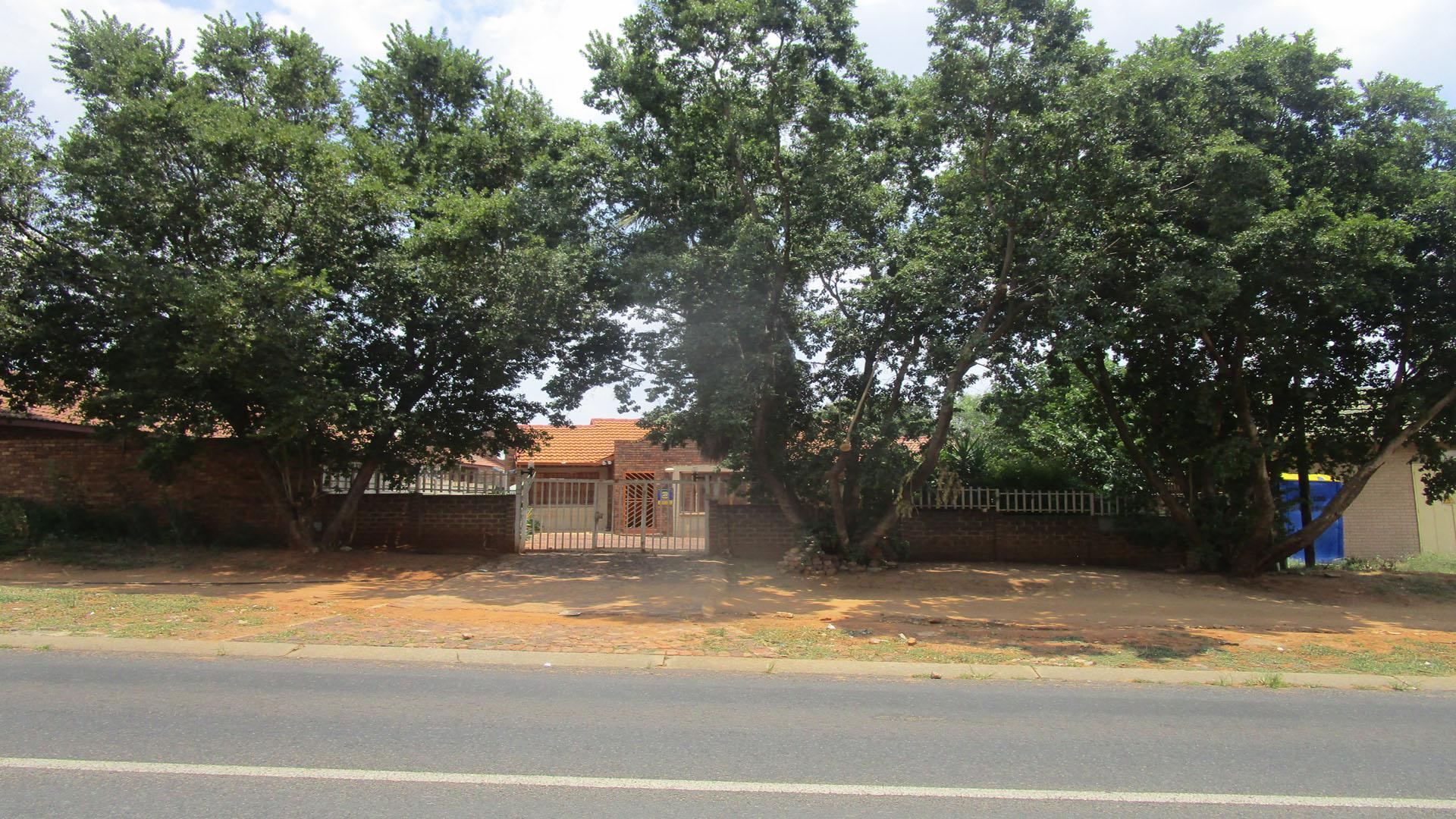 Front View of property in Glen Marais