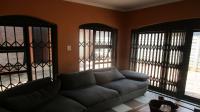 Lounges - 29 square meters of property in Glen Marais
