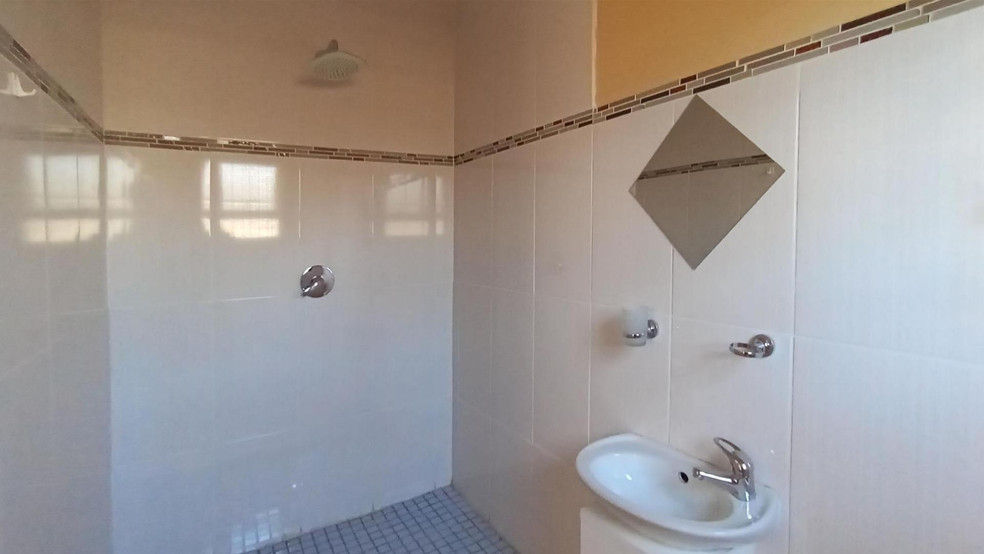 Bathroom 2 - 6 square meters of property in Kookrus