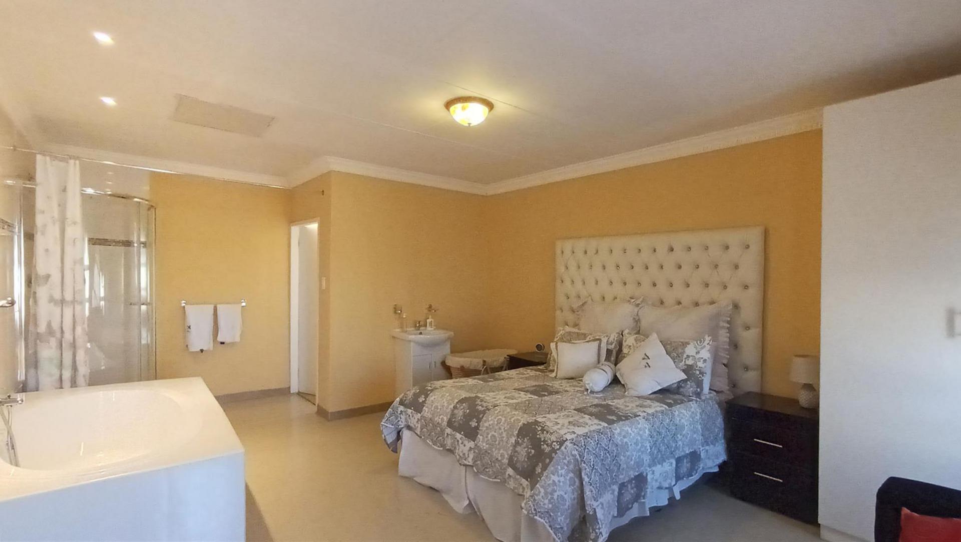 Main Bedroom - 23 square meters of property in Kookrus