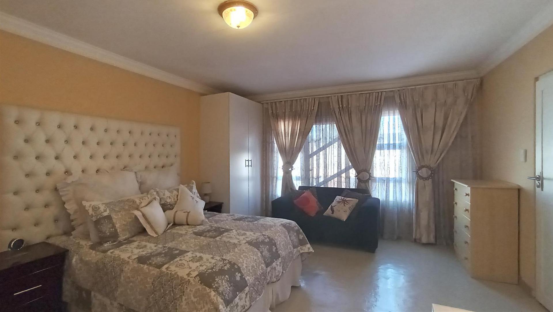 Main Bedroom - 23 square meters of property in Kookrus