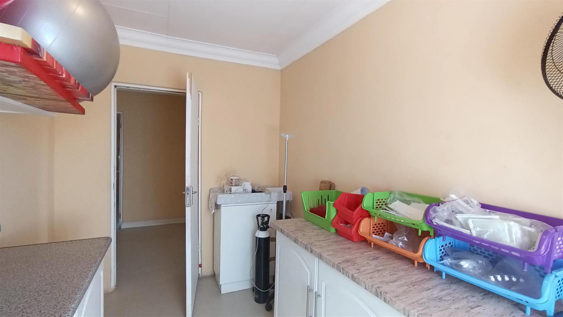 Extra Rooms - 19 square meters of property in Kookrus