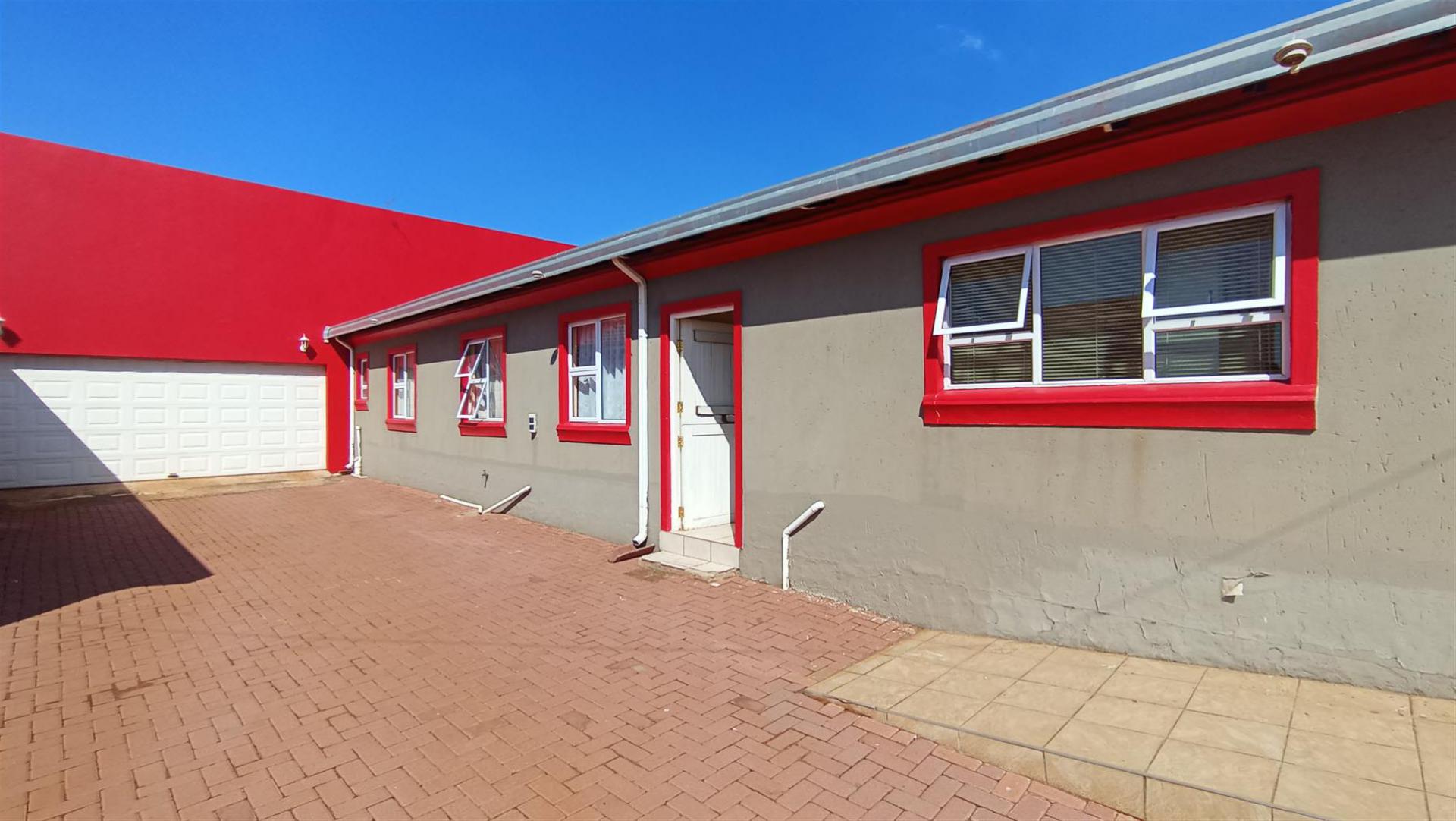 Front View of property in Kookrus