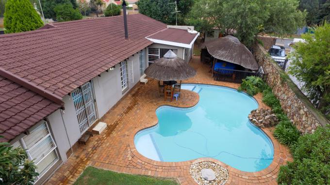 4 Bedroom House for Sale For Sale in Weltevreden Park - Private Sale - MR359634