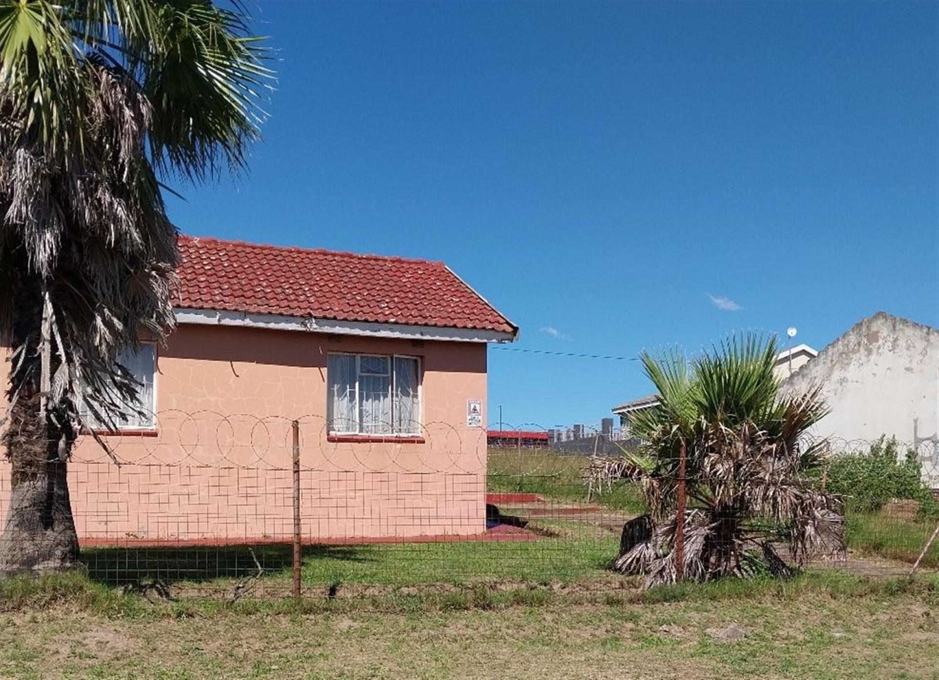 Front View of property in Phakamisa
