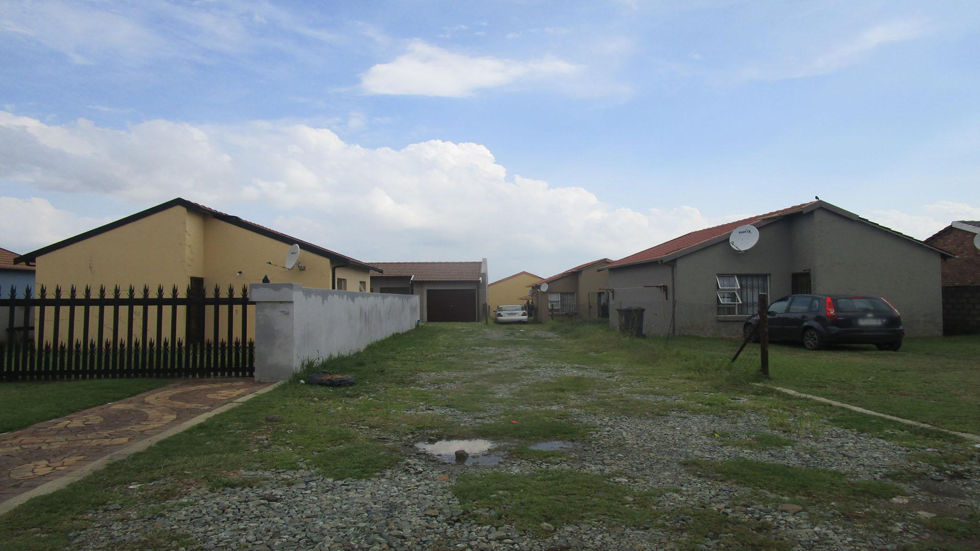 Front View of property in Hlanganani Village