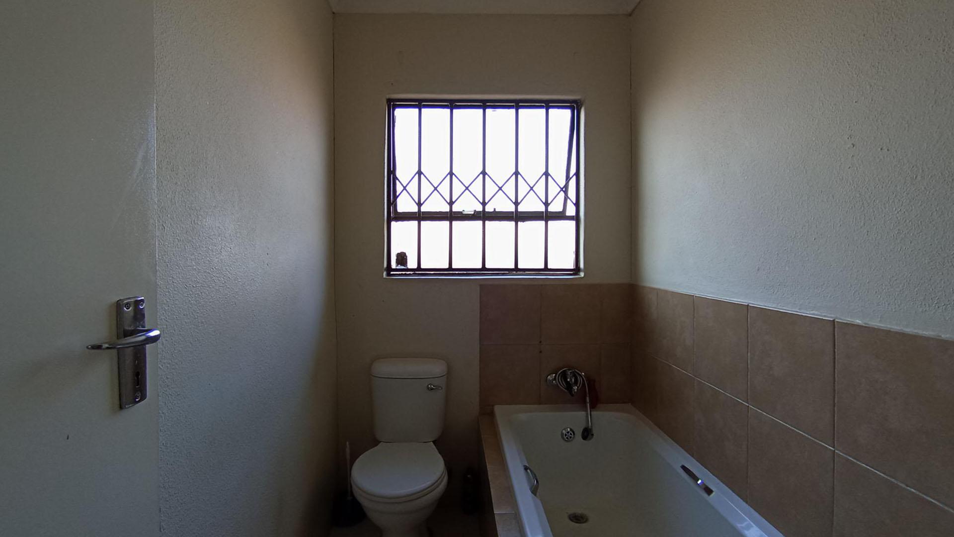 Bathroom 1 - 4 square meters of property in Jukskei View