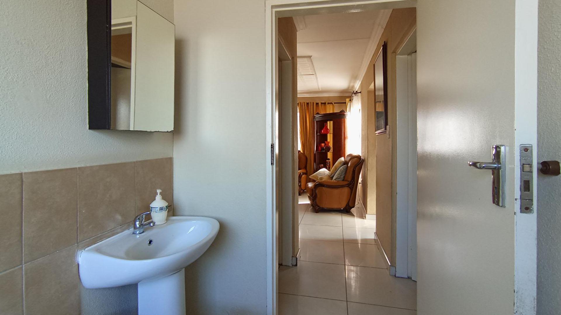Bathroom 1 - 4 square meters of property in Jukskei View