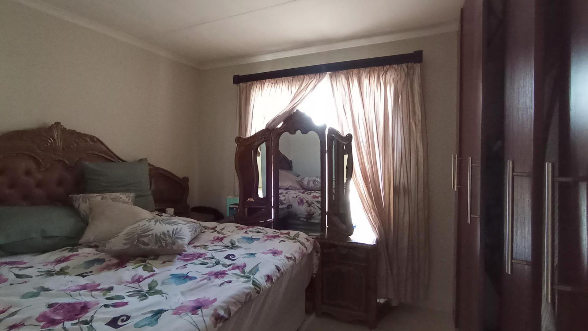Bed Room 1 - 12 square meters of property in Jukskei View