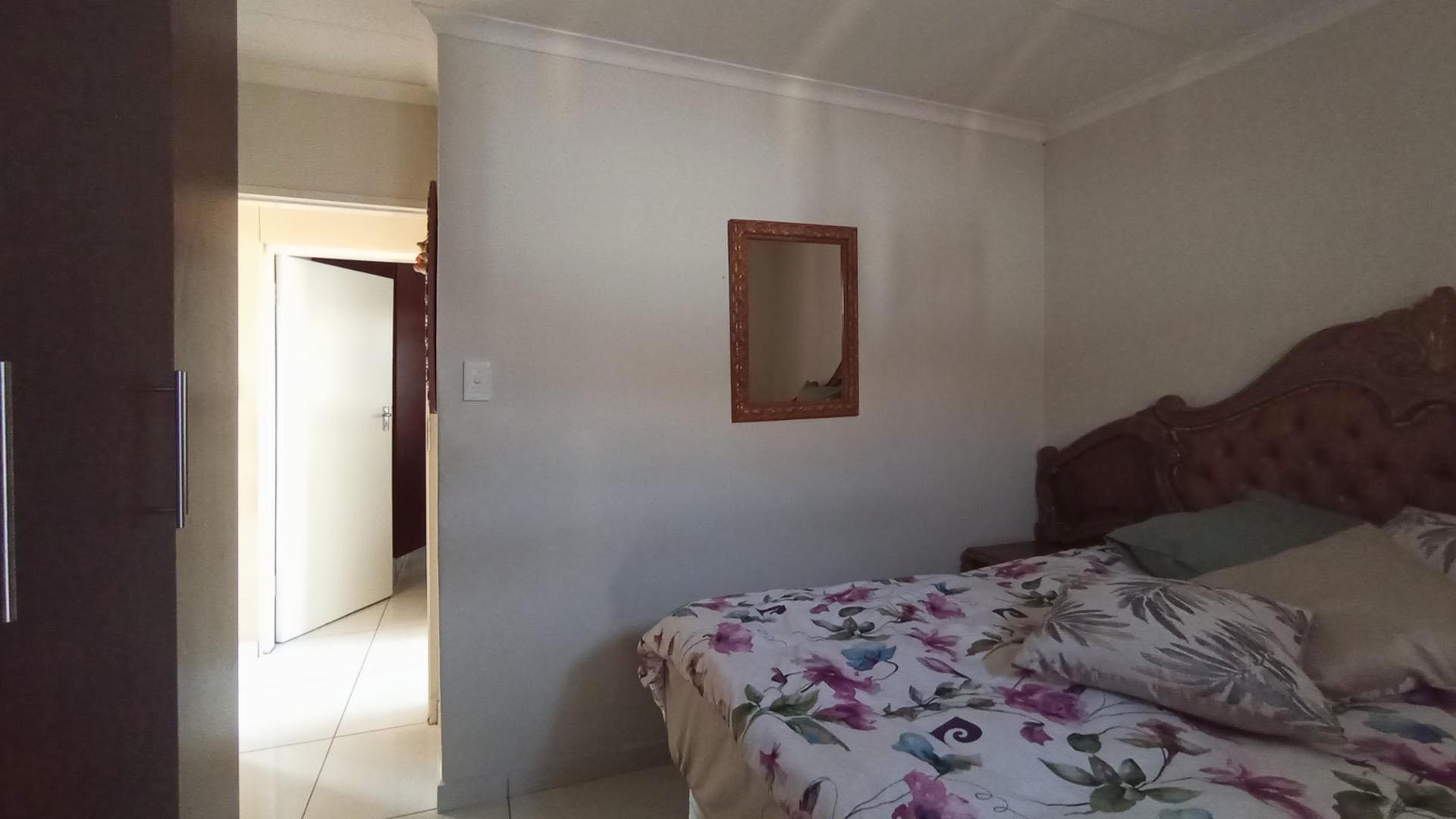 Bed Room 1 - 12 square meters of property in Jukskei View