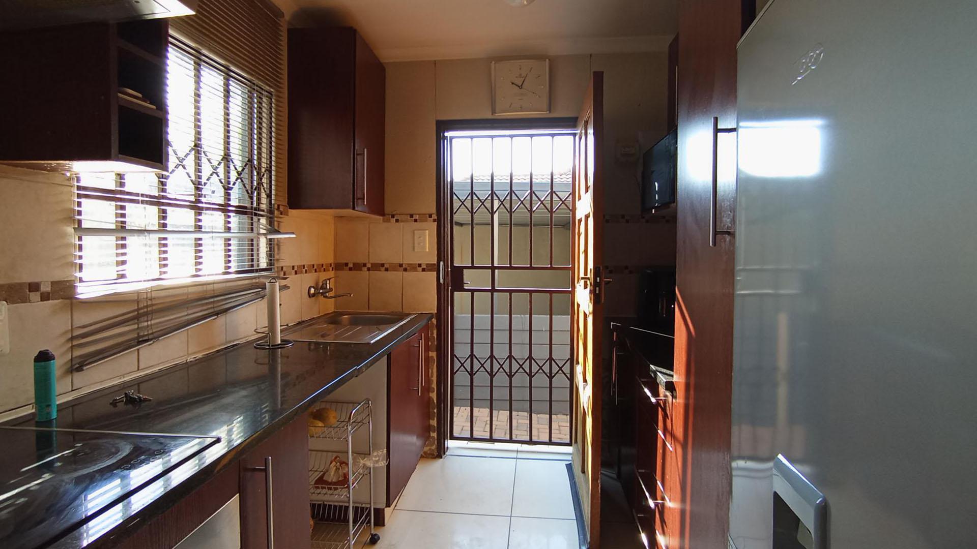 Kitchen - 6 square meters of property in Jukskei View