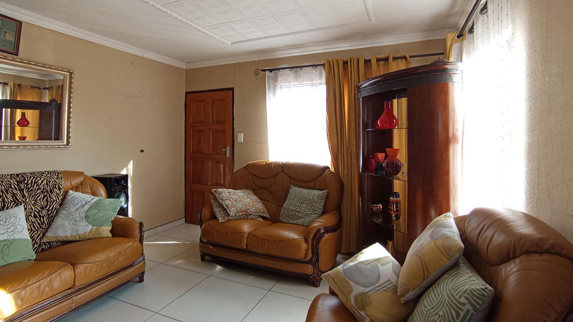 Lounges - 17 square meters of property in Jukskei View