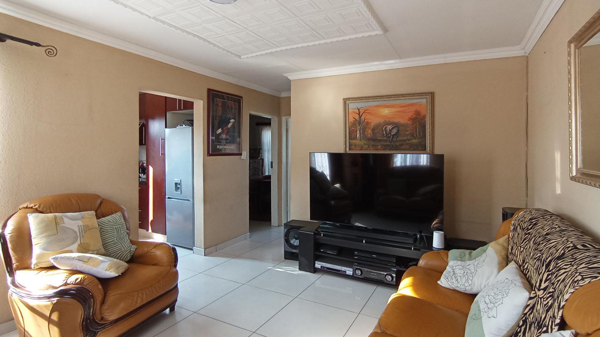 Lounges - 17 square meters of property in Jukskei View