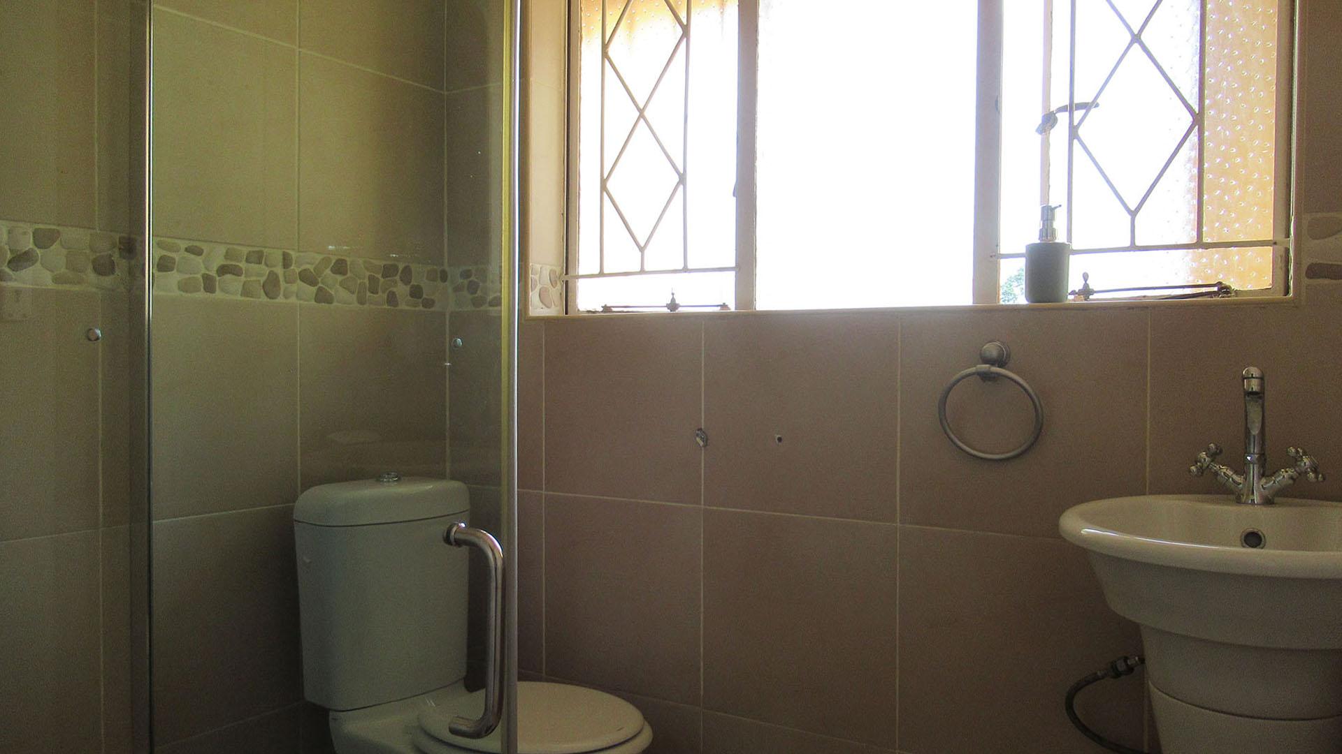 Bathroom 1 of property in Finsbury