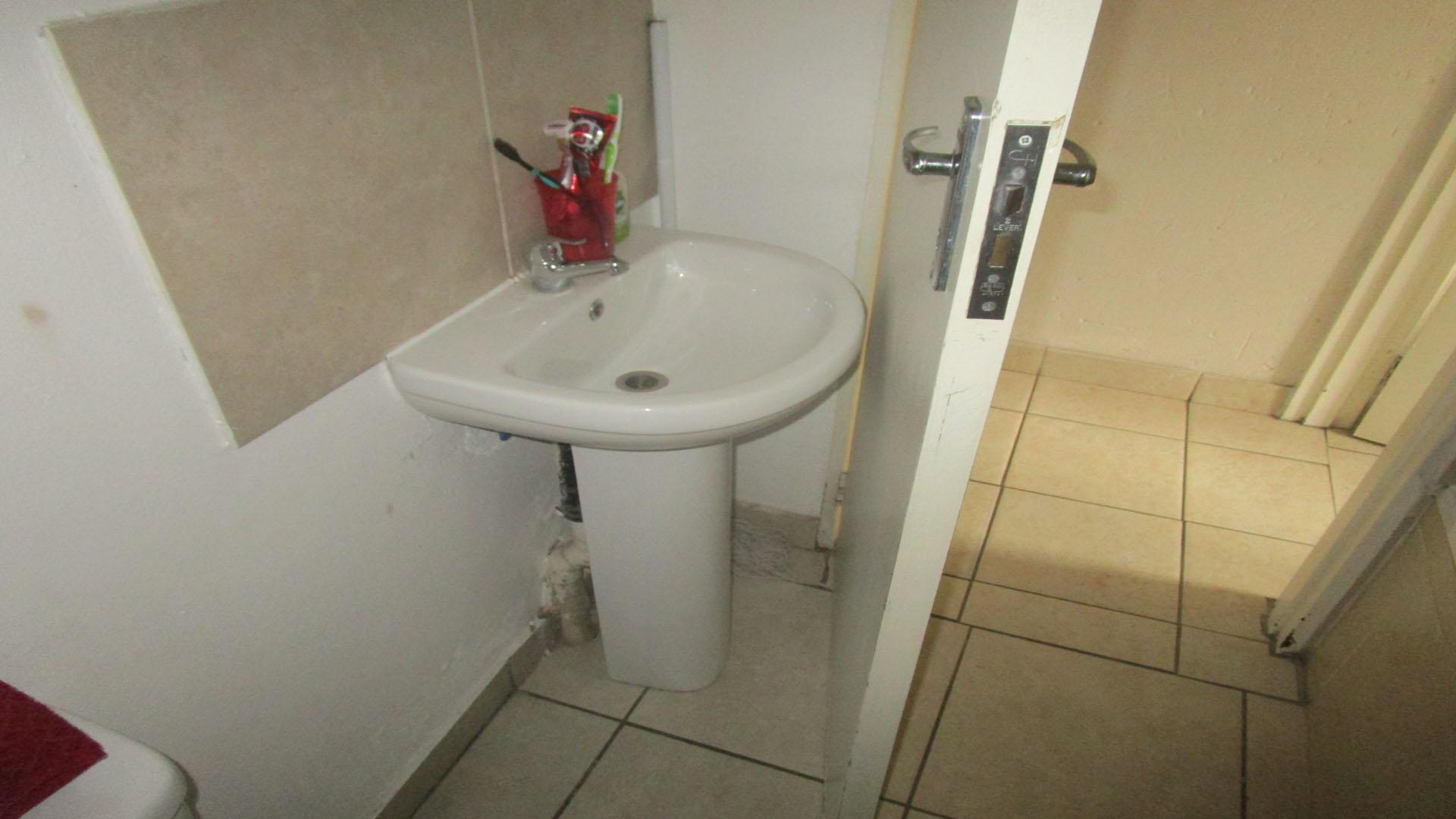 Bathroom 1 - 3 square meters of property in Buccleuch
