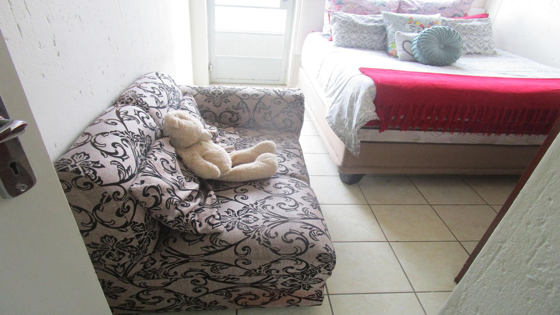 Bed Room 2 - 11 square meters of property in Buccleuch