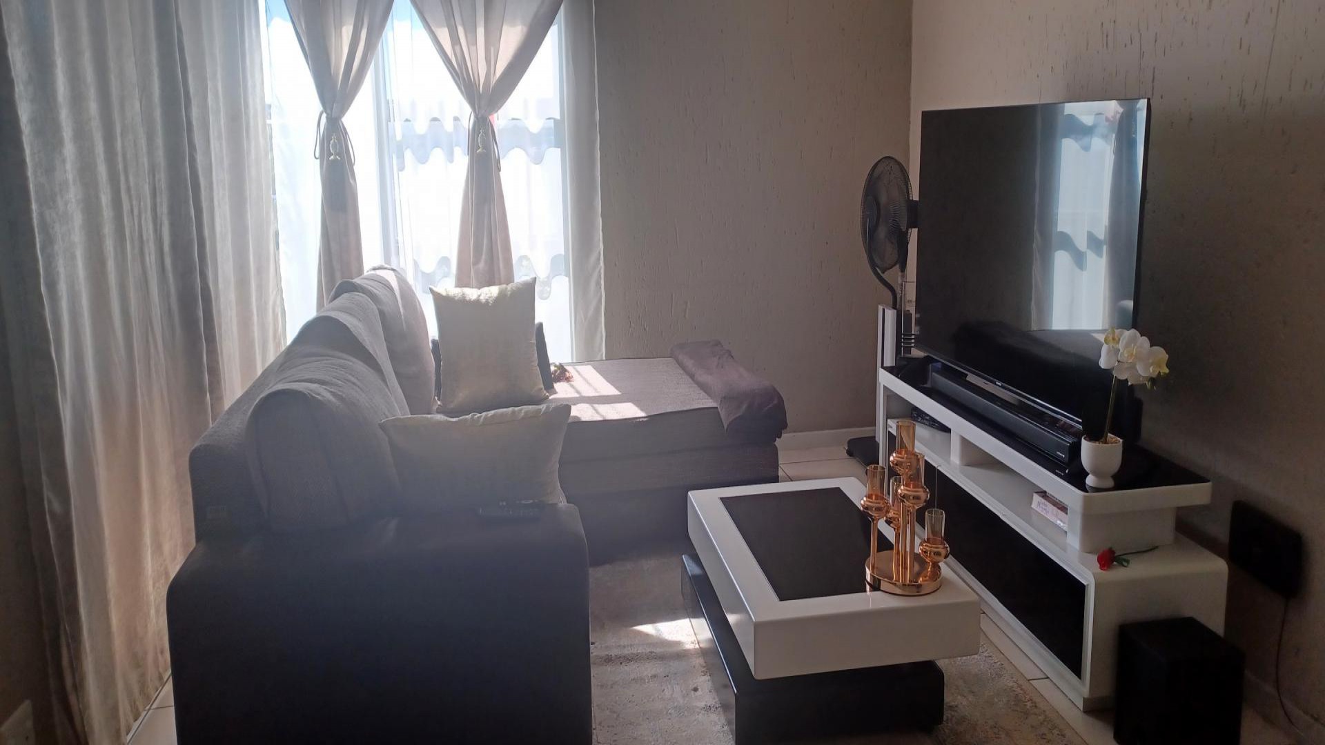 Lounges of property in Lone Hill