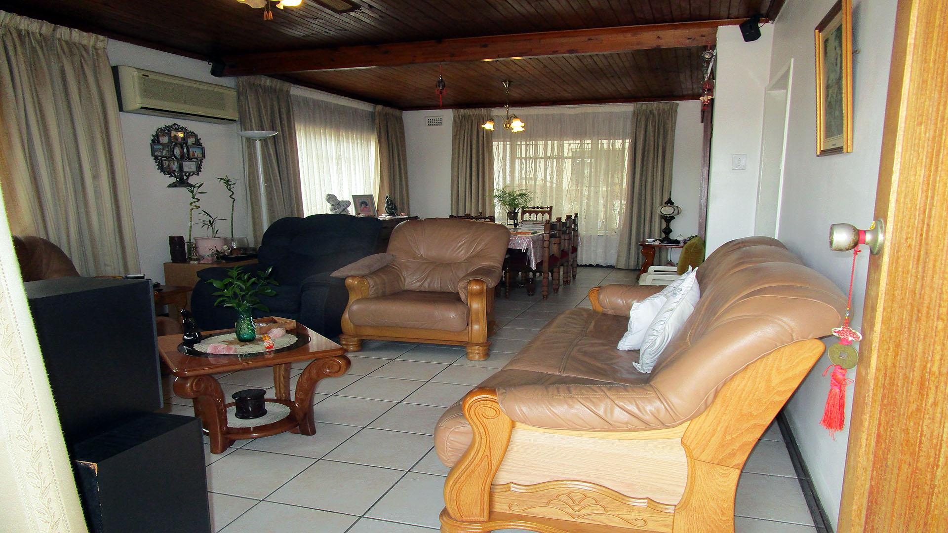 Lounges - 20 square meters of property in Newholme