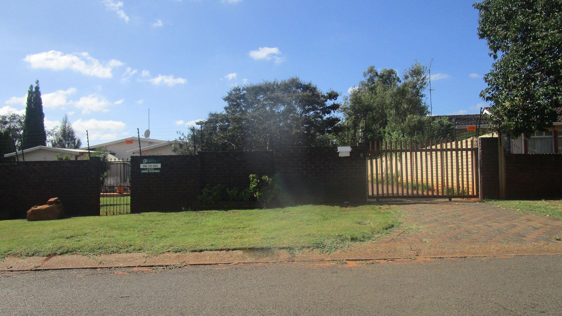 Front View of property in Rensburg