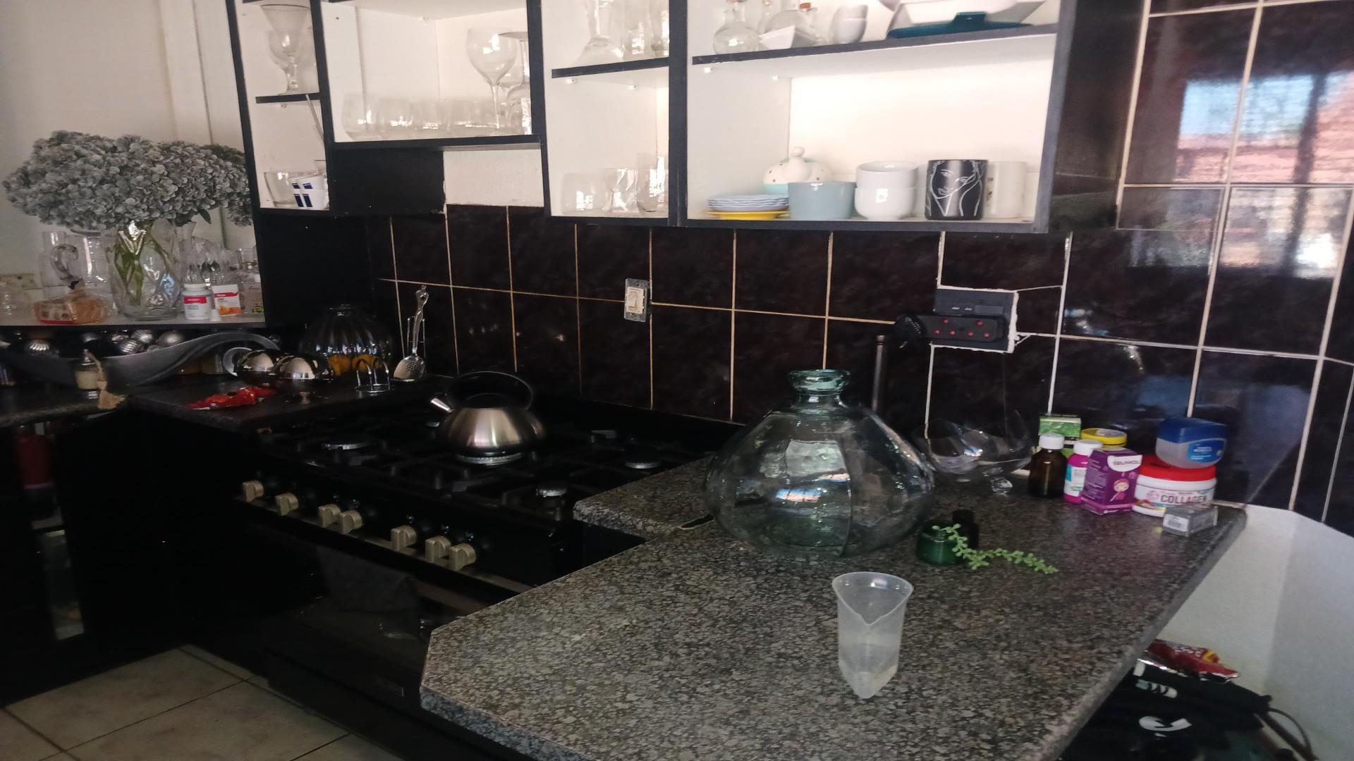 Kitchen of property in Mondeor