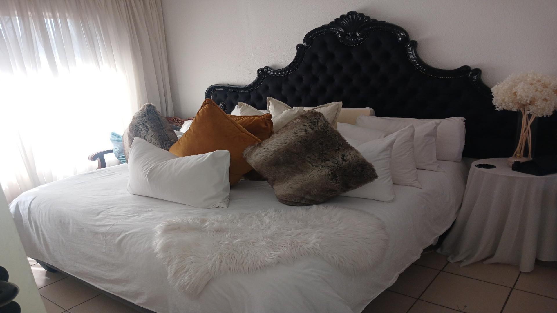 Bed Room 1 of property in Mondeor