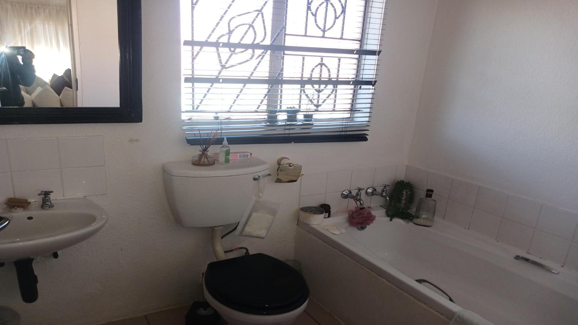 Bathroom 1 of property in Mondeor