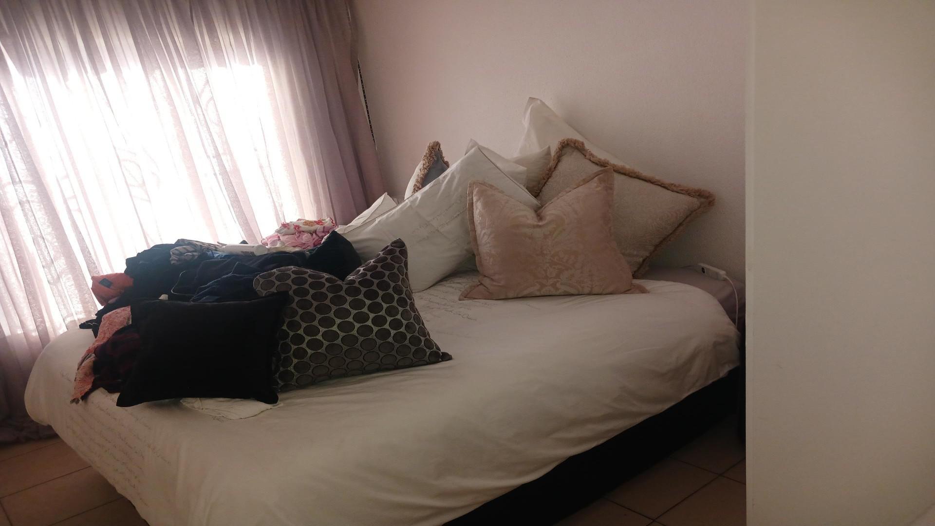 Bed Room 2 of property in Mondeor