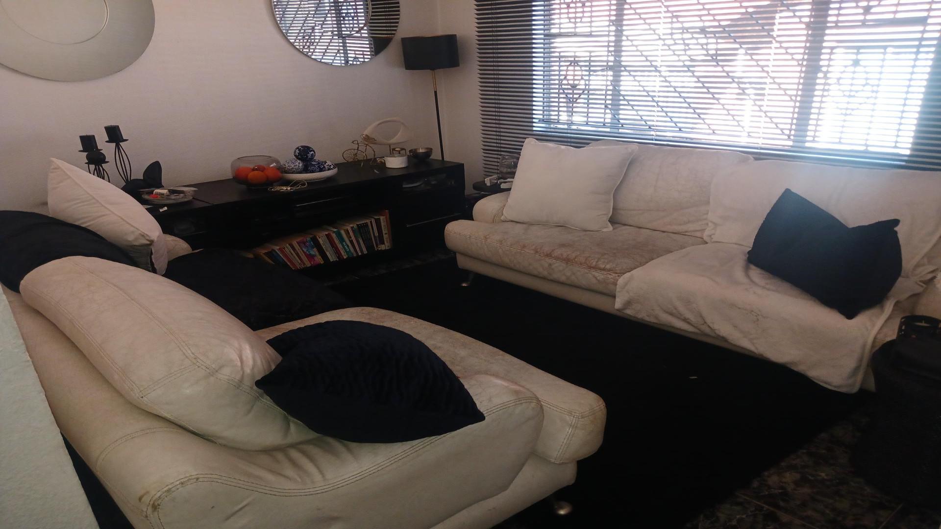 Lounges of property in Mondeor