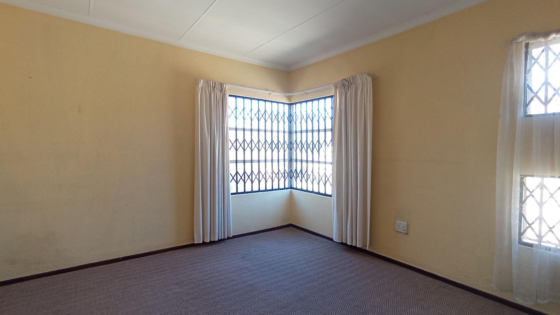 Bed Room 1 - 16 square meters of property in Willowbrook