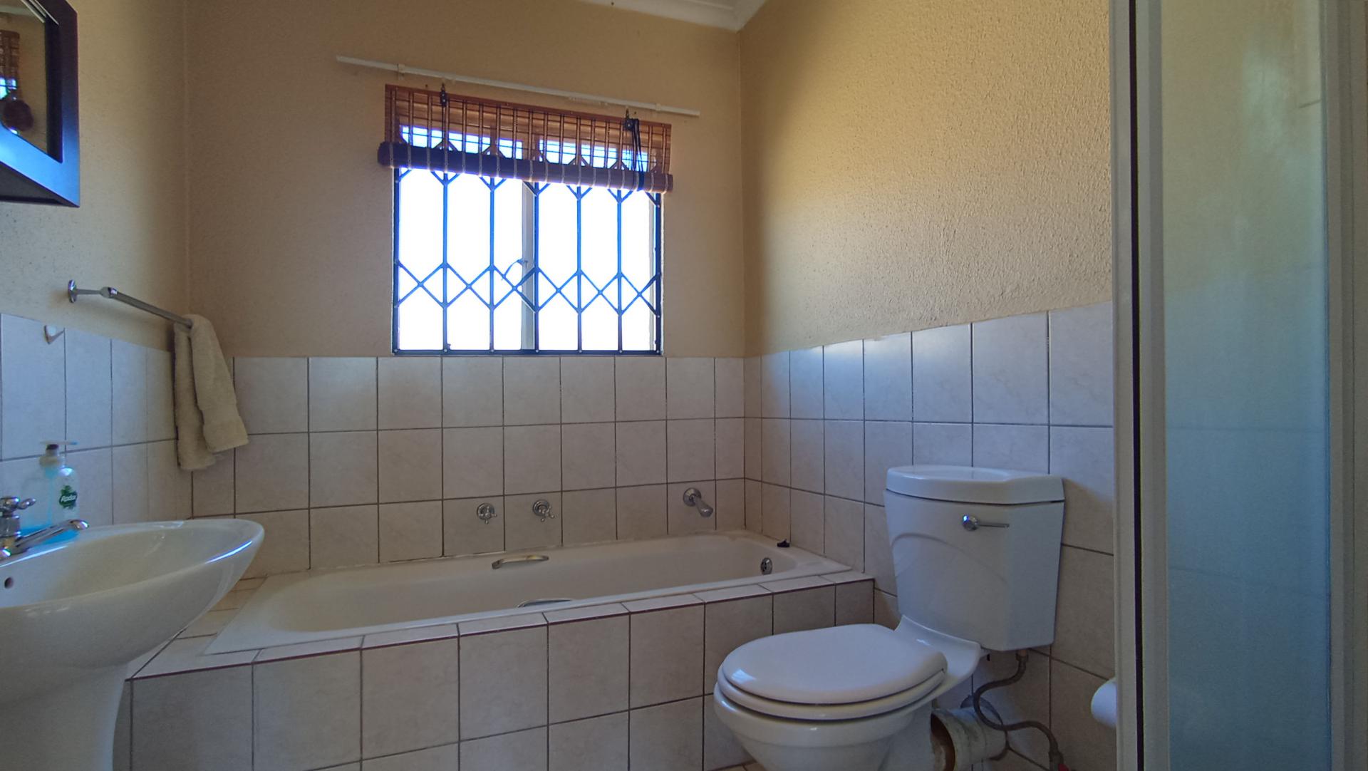 Bathroom 1 - 5 square meters of property in Willowbrook