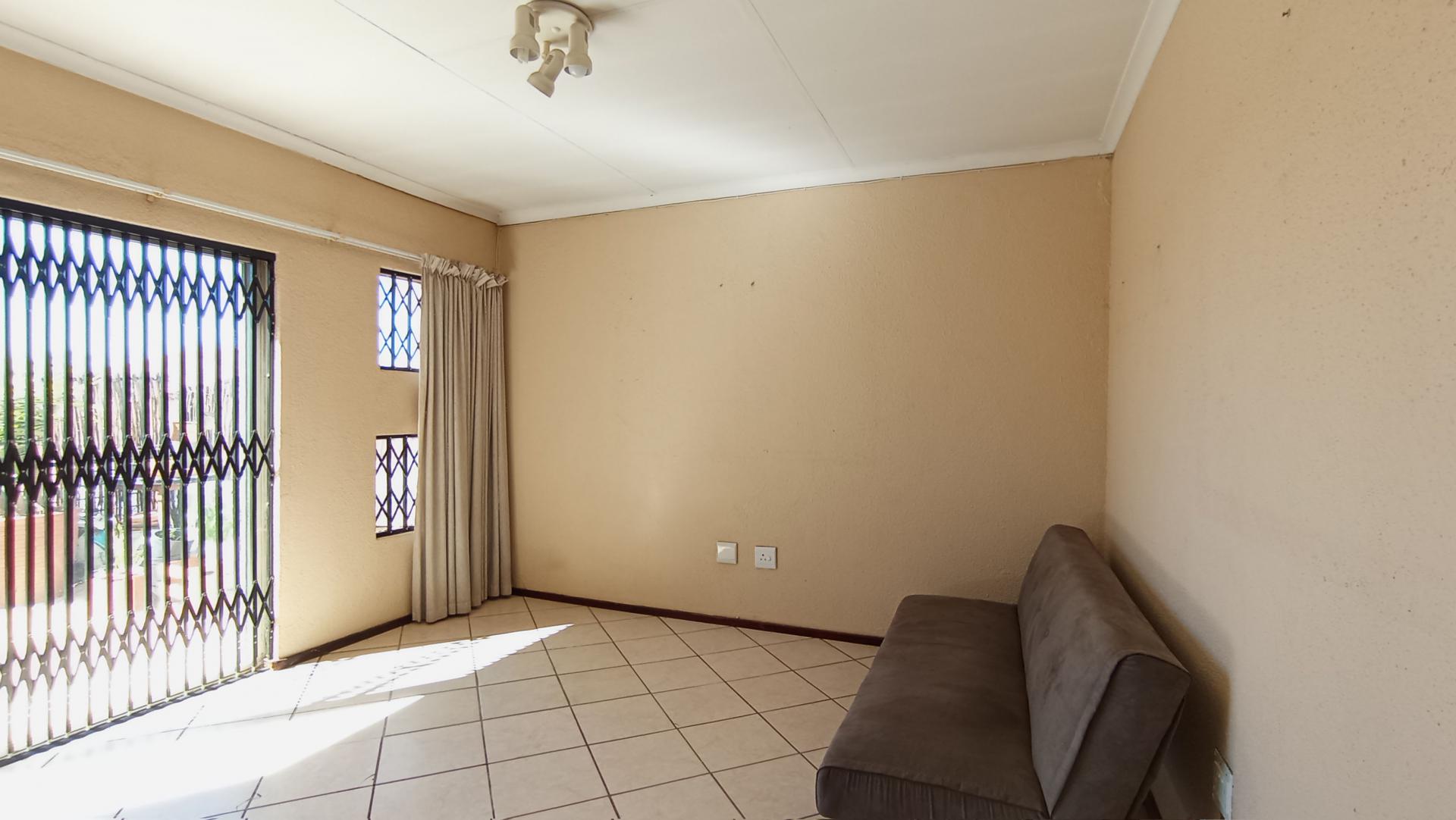 Lounges - 14 square meters of property in Willowbrook