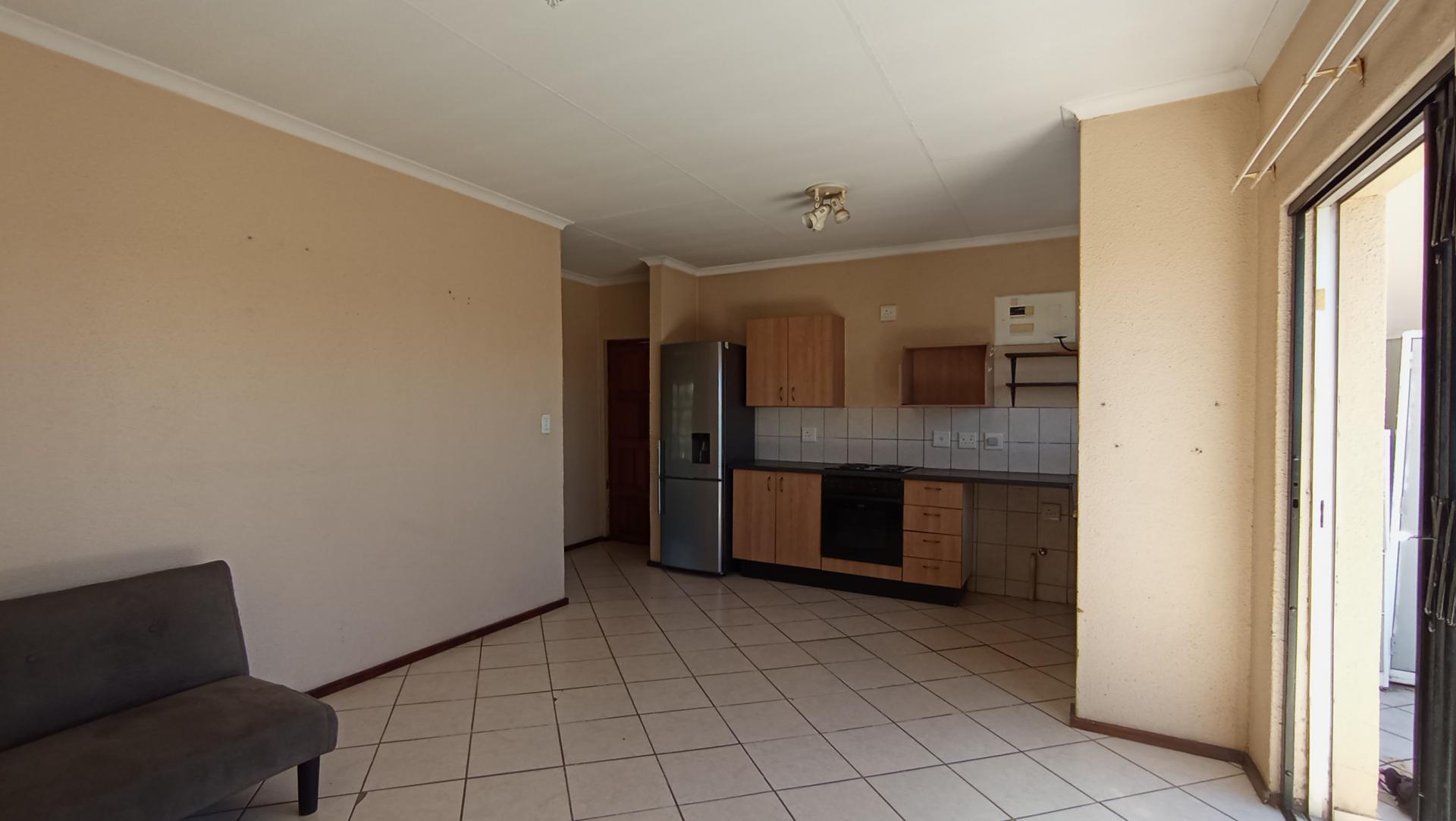 Lounges - 14 square meters of property in Willowbrook