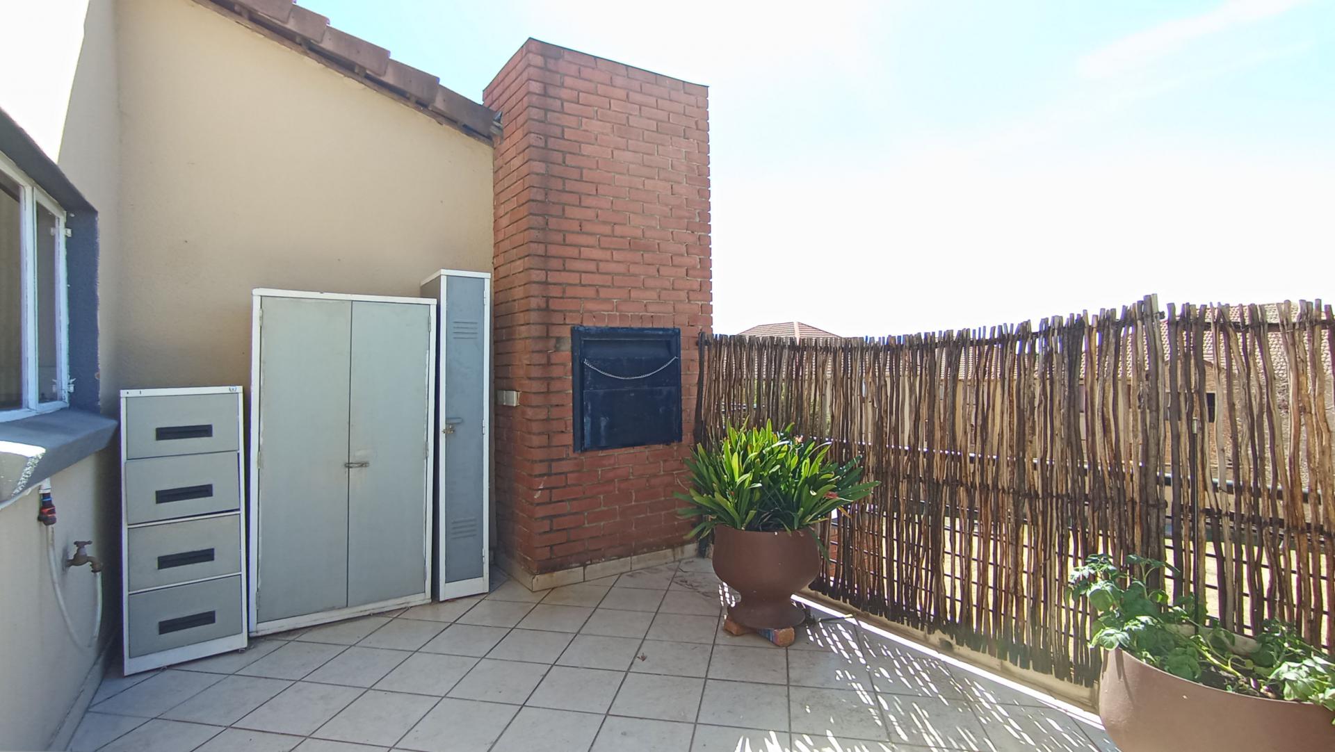 Balcony - 21 square meters of property in Willowbrook