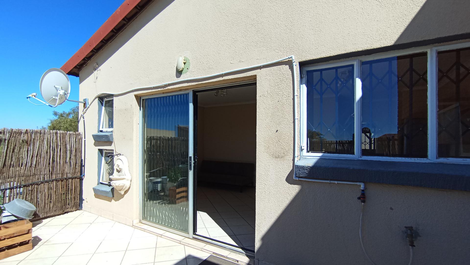 Balcony - 21 square meters of property in Willowbrook