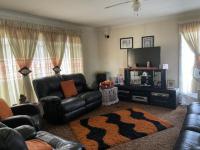 Lounges - 21 square meters of property in Secunda