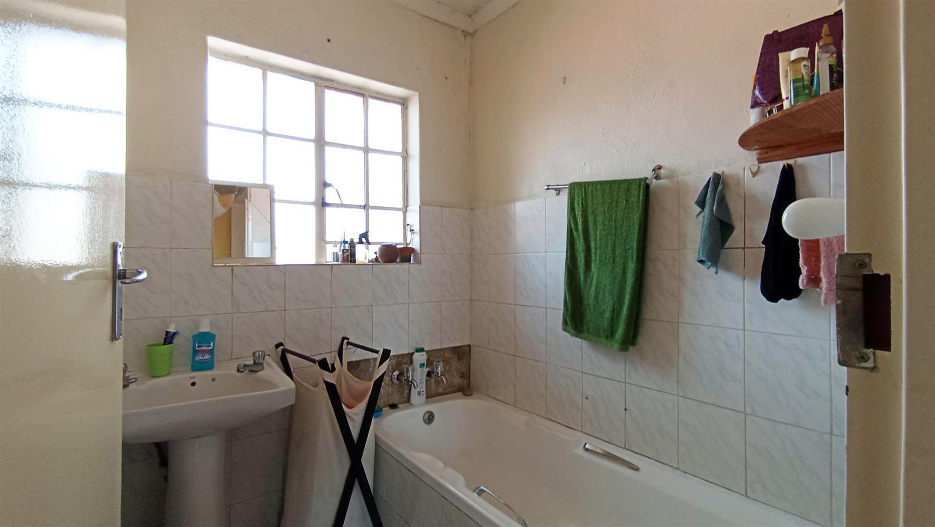 Bathroom 1 - 7 square meters of property in The Orchards