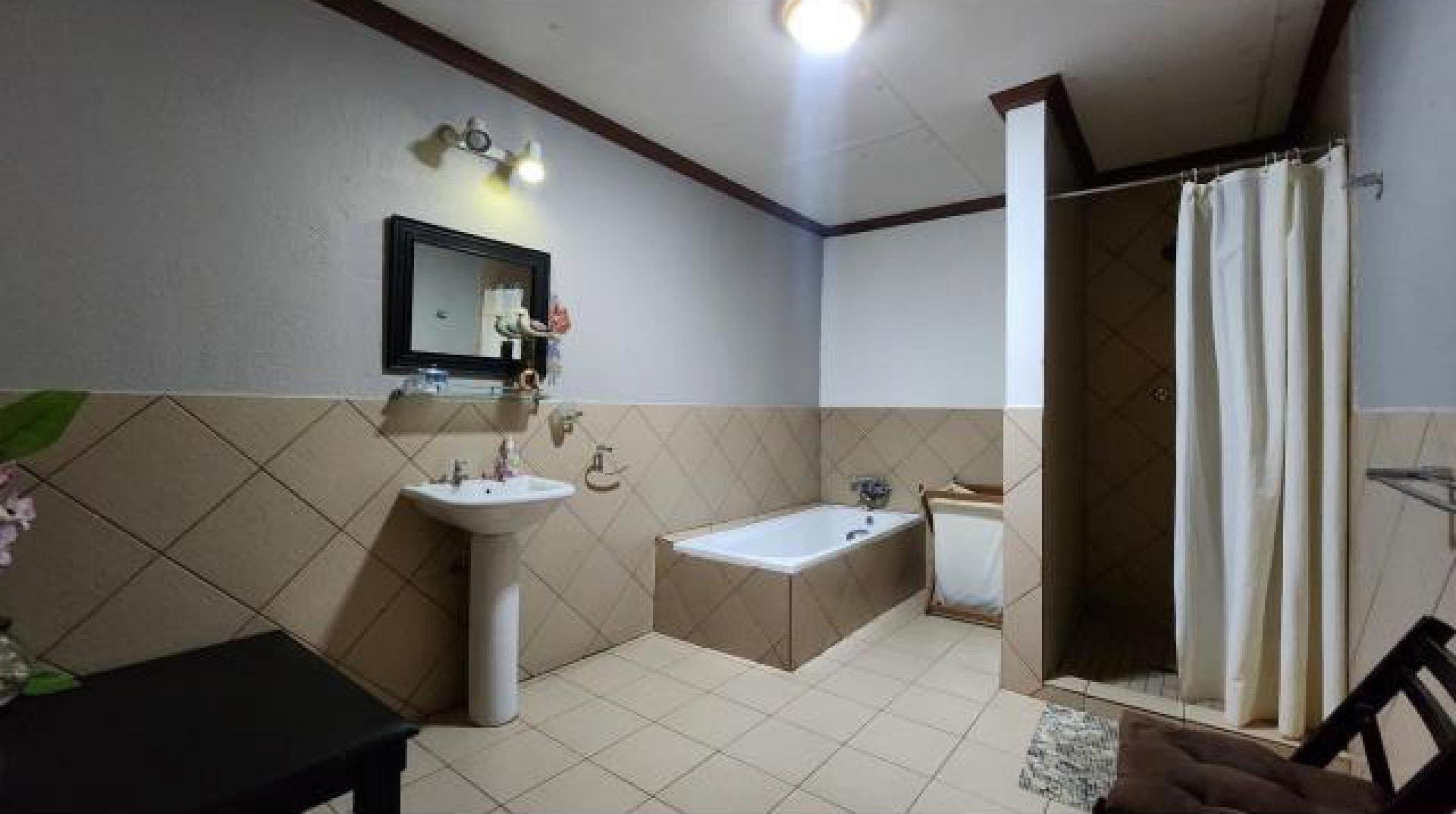 Bathroom 2 of property in Komatipoort