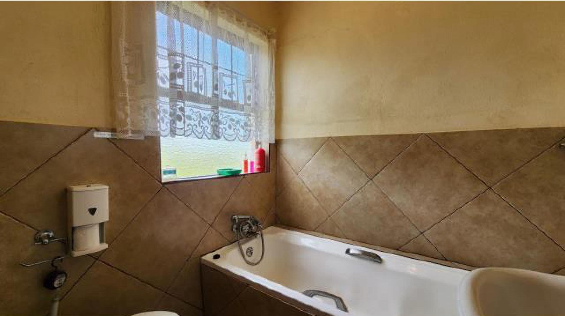Bathroom 3+ of property in Komatipoort