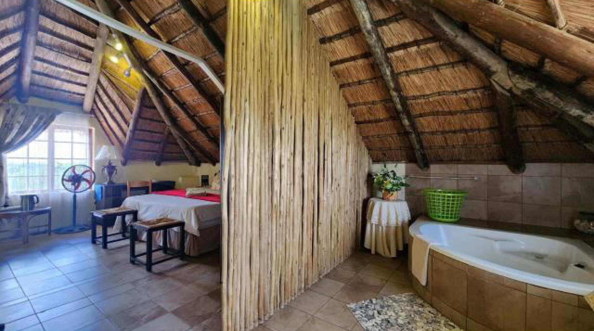 Bed Room 5+ of property in Komatipoort