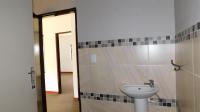 Bathroom 1 - 10 square meters of property in Knoppieslaagte