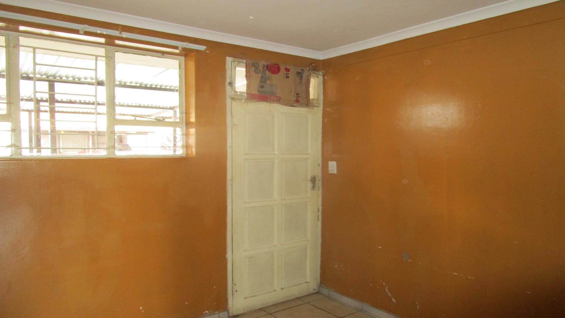 Bed Room 1 - 11 square meters of property in Luipaardsvlei