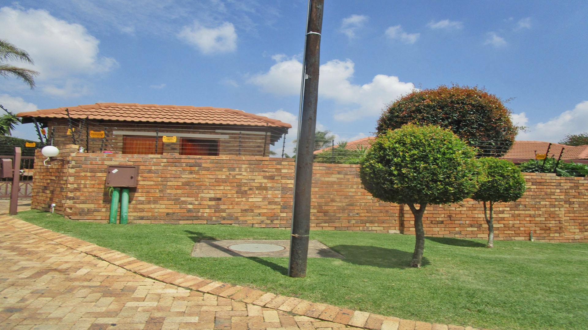 Front View of property in Radiokop