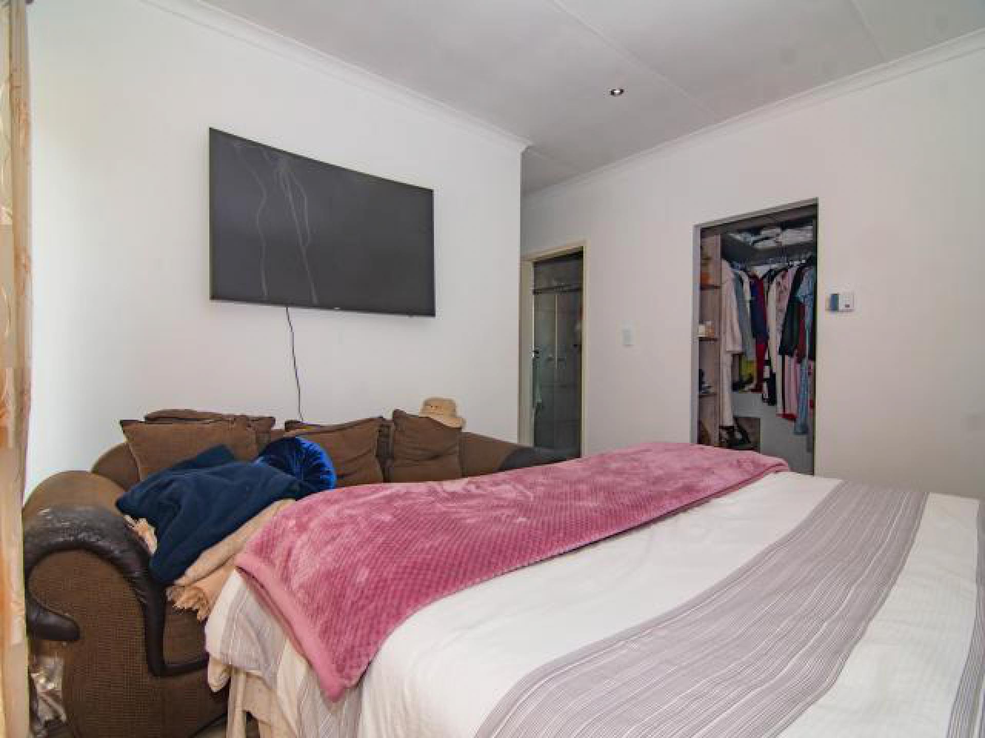 Main Bedroom - 15 square meters of property in Sherwood Gardens