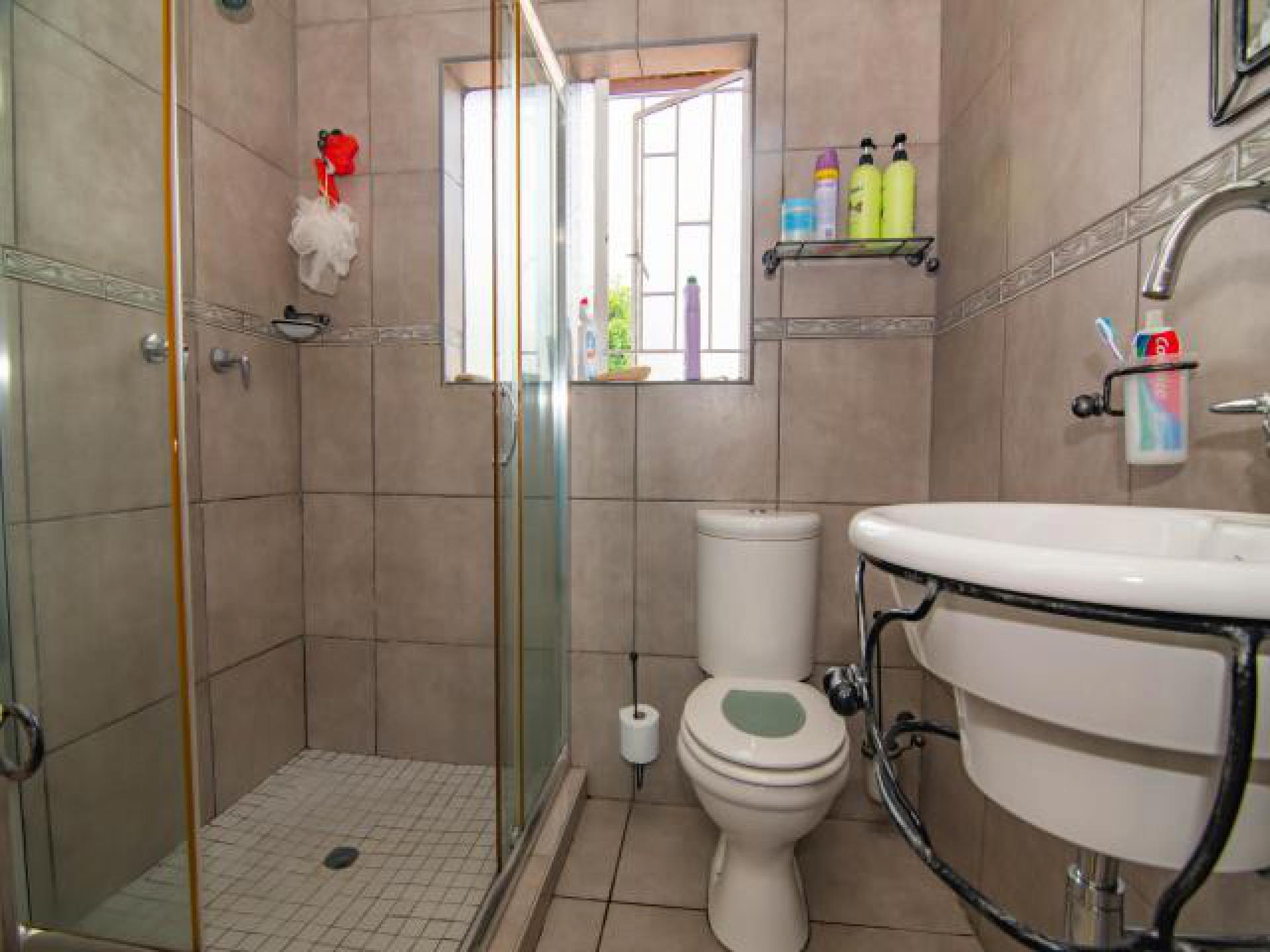 Bathroom 1 - 4 square meters of property in Sherwood Gardens
