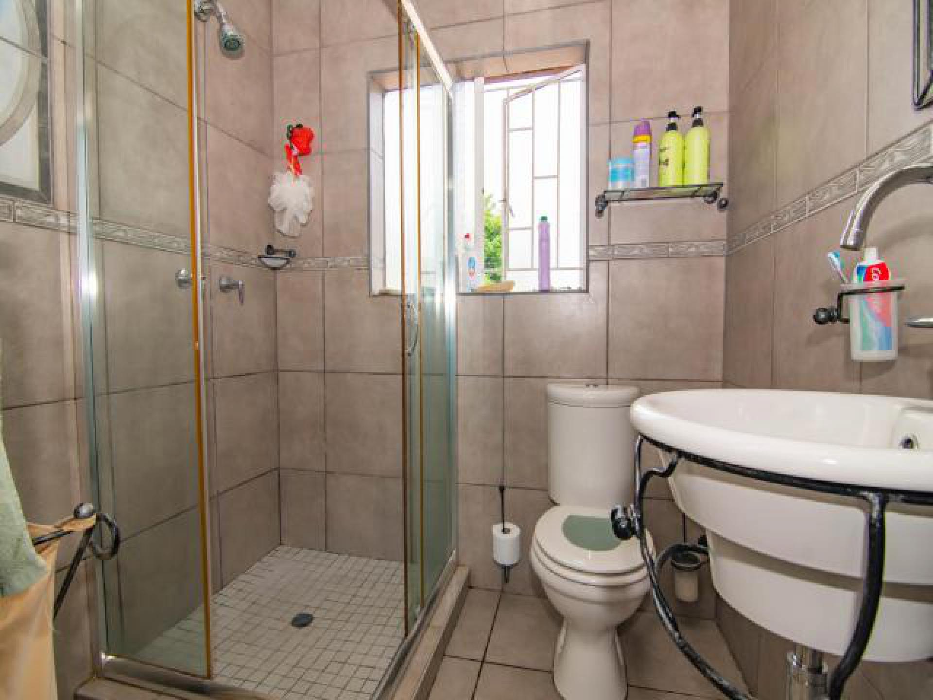 Bathroom 1 - 4 square meters of property in Sherwood Gardens