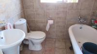 Main Bathroom - 4 square meters of property in Sherwood Gardens