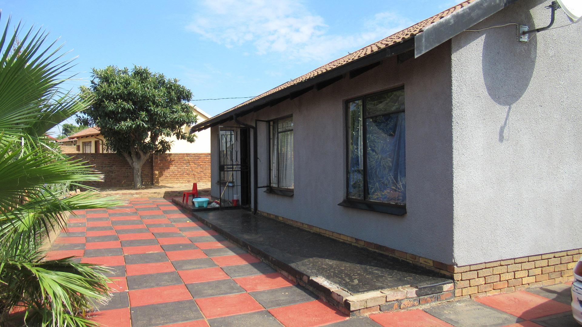 Front View of property in Soshanguve